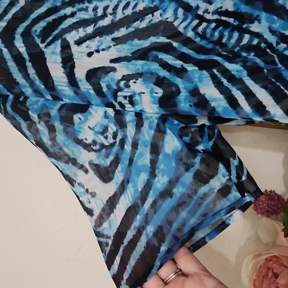 Chicos Abstract Print Top in sheer material And Beading Small Career office - Picture 5 of 10